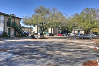 1516 Bay Area Blvd in Houston, TX - Foto de edificio - Building Photo