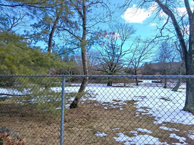 34 Old East Neck Rd in Melville, NY - Building Photo - Building Photo