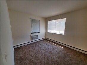 1077 East Ave in Rochester, NY - Foto de edificio - Building Photo