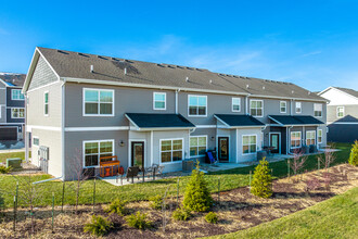 Grand Valley Townhomes in West Des Moines, IA - Foto de edificio - Building Photo