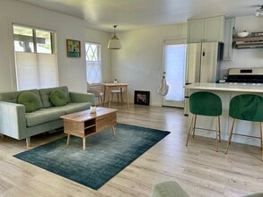 3120 1/2 Madera Ave, Unit 3120 Half Madera in Los Angeles, CA - Foto de edificio - Building Photo