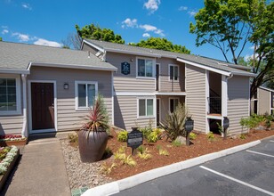 Todd Village Apartments in Tualatin, OR - Building Photo - Building Photo