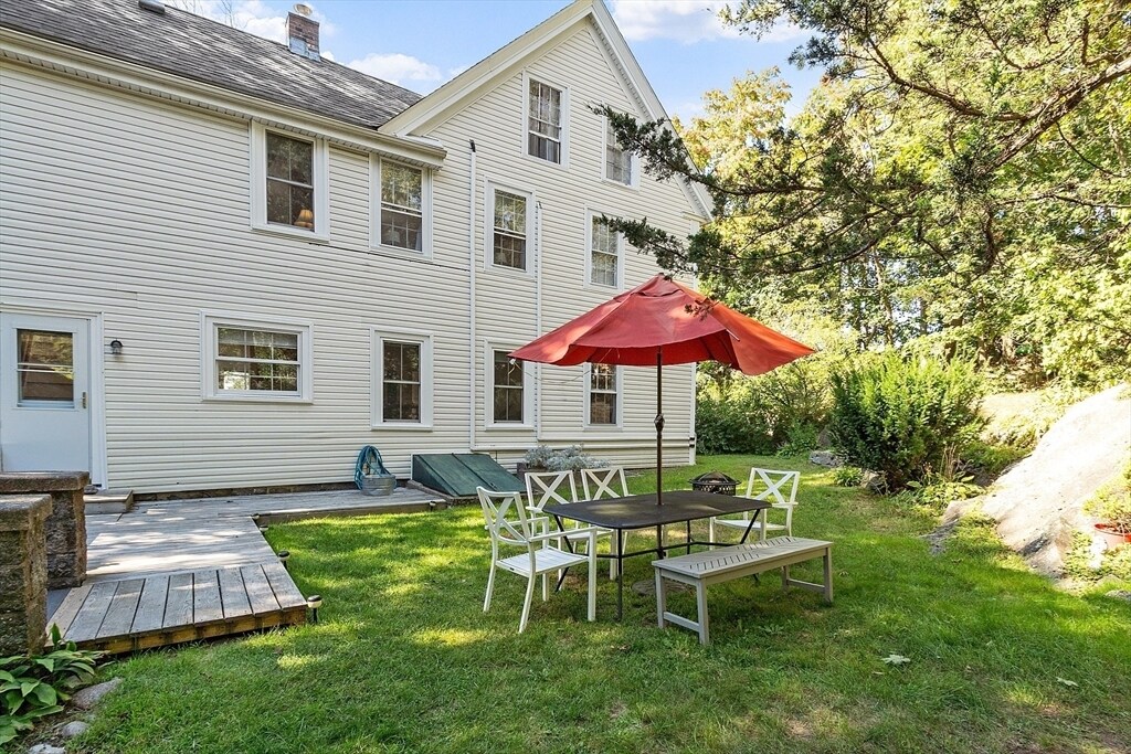 1101 Washington St in Gloucester, MA - Building Photo