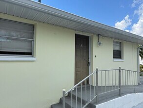 4926 Vincennes Ct in Cape Coral, FL - Foto de edificio - Building Photo