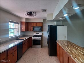 4233 SE 8th Pl in Cape Coral, FL - Building Photo - Building Photo