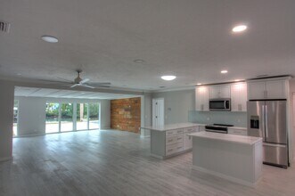 306 Island Cir in Siesta Key, FL - Building Photo - Building Photo