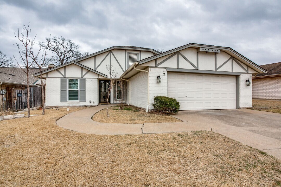 2 Preston Trail Ct in Pantego, TX - Building Photo