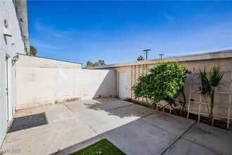 319 E Pecos Way in Las Vegas, NV - Building Photo - Building Photo