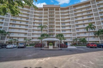 3507 Oaks Way in Pompano Beach, FL - Building Photo - Building Photo