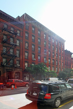 325 W 16th St in New York, NY - Building Photo - Building Photo