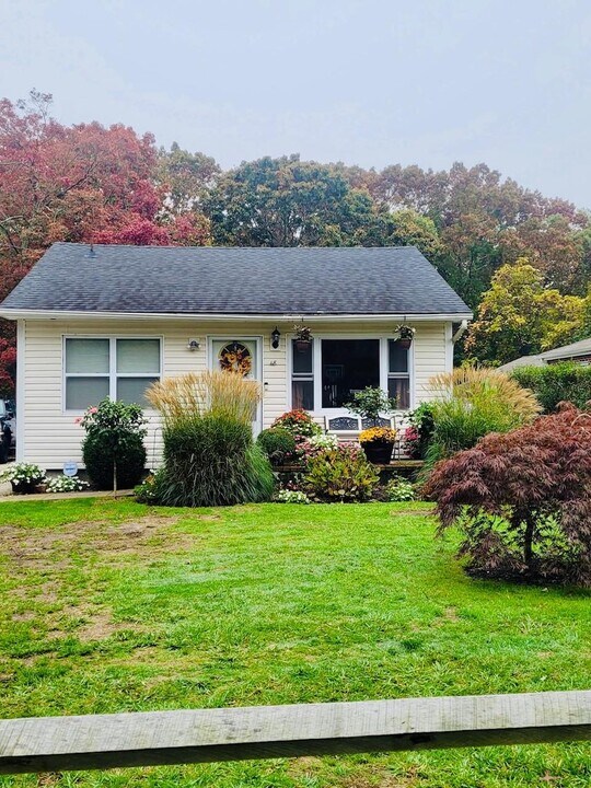 48 Eleanor Ave in Mastic, NY - Building Photo