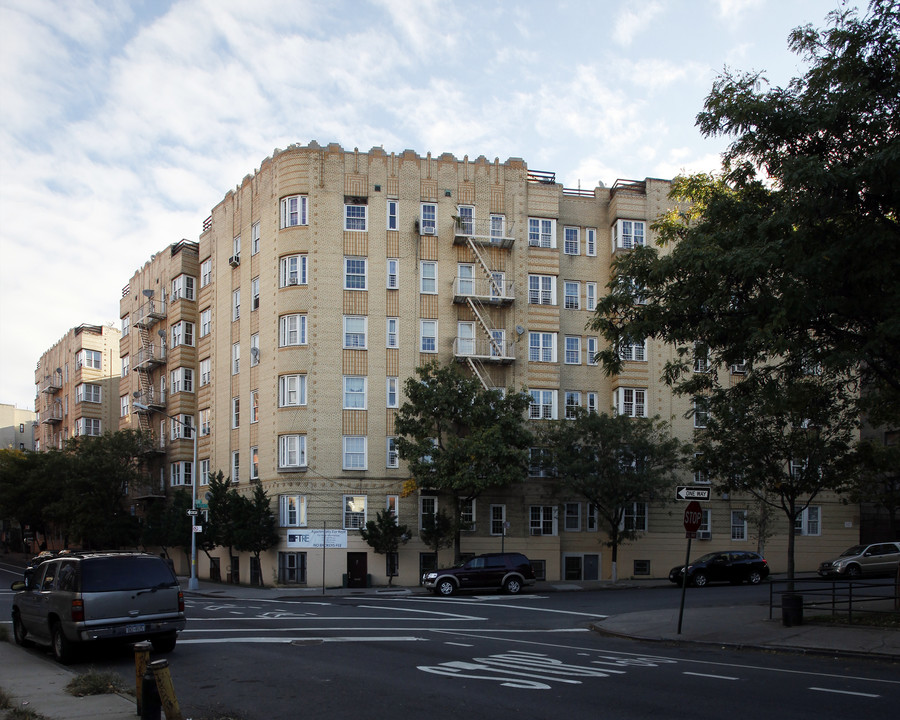 690 Gerard Ave in Bronx, NY - Foto de edificio