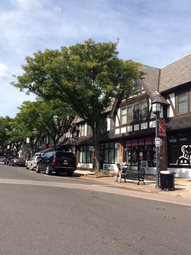 283 Keswick Ave, Unit #G in Glenside, PA - Foto de edificio - Building Photo