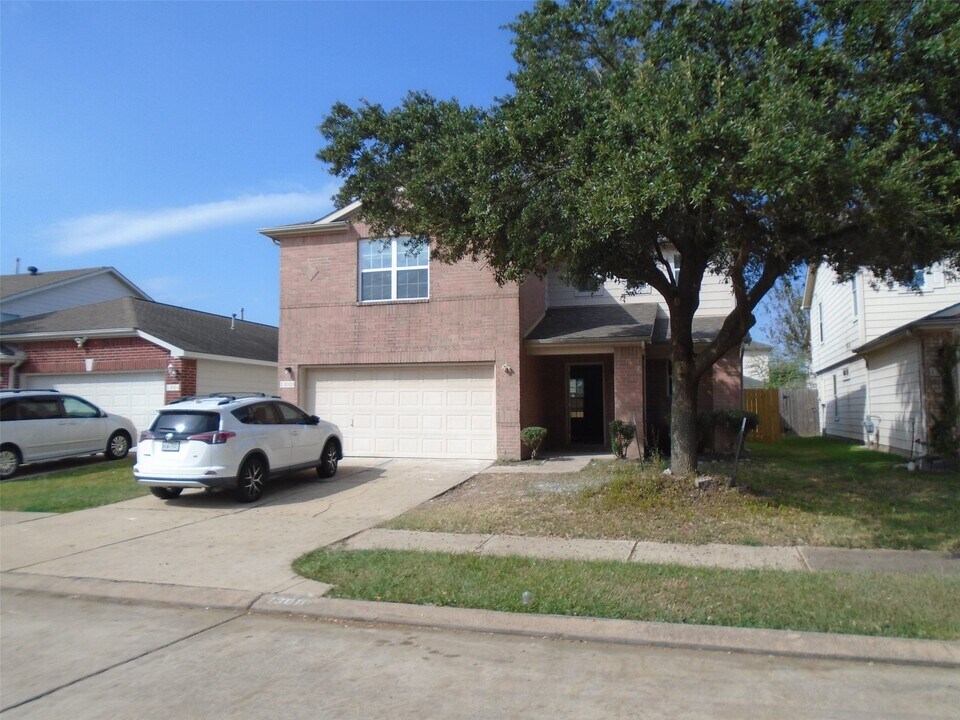 13010 Dawn Hollow Ln in Houston, TX - Building Photo