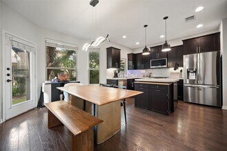 10904 Vetters in Austin, TX - Building Photo - Building Photo