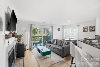 525 N Graham St, Unit 2F in Charlotte, NC - Foto de edificio - Building Photo