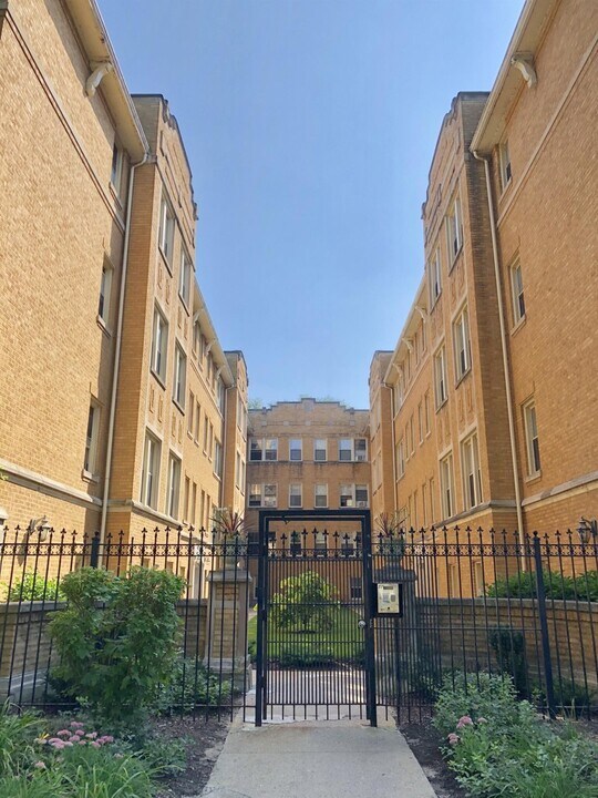 1359 W Greenleaf Ave in Chicago, IL - Building Photo