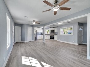 1009 Ruby Ln in Orange, TX - Foto de edificio - Building Photo