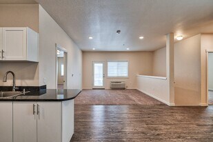 Four Seasons Central in Vancouver, WA - Building Photo