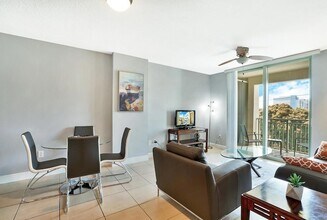 610 Clematis St, Unit 538 in West Palm Beach, FL - Building Photo - Building Photo