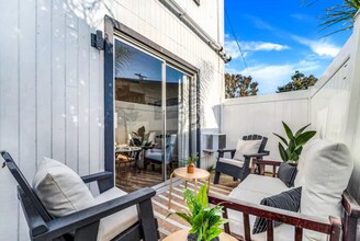 2735 Hornblend St in San Diego, CA - Building Photo - Building Photo