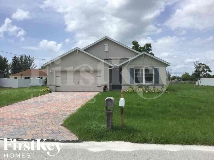 1627 SW 25th Ln in Cape Coral, FL - Building Photo