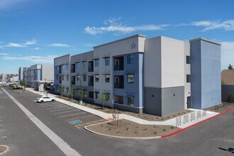 Apache Rock Apartments in Tempe, AZ - Foto de edificio - Building Photo
