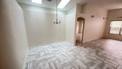 8517 Fawn Creek Dr in Tampa, FL - Building Photo - Building Photo