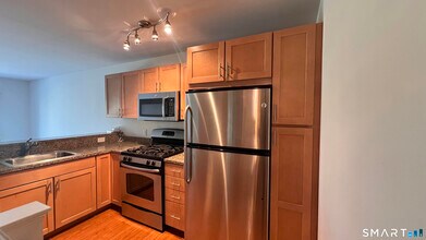 26 School House Dr in West Hartford, CT - Building Photo - Building Photo