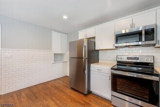 38 Christopher St-Unit -2 in Montclair, NJ - Building Photo - Building Photo