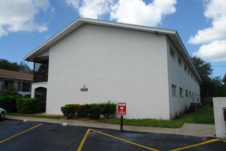 Oakwood Gardens in Sarasota, FL - Foto de edificio - Building Photo