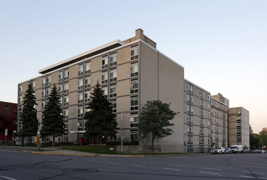 MacDonald Manor in Ottawa, ON - Building Photo