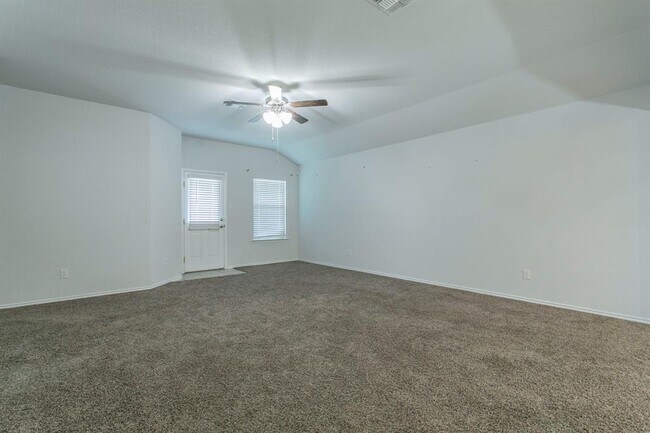 117 Kinglet Dr in Jarrell, TX - Building Photo - Building Photo