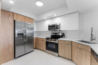 2425 Presidential Way, Unit 7040 in West Palm Beach, FL - Building Photo - Building Photo
