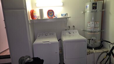 22195 Summit Hill Dr in Lake Forest, CA - Foto de edificio - Building Photo