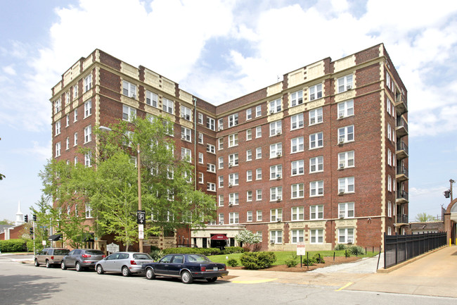 The Lindell Park Apartments in St. Louis, MO - Building Photo - Building Photo