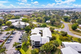 800 NW Fork Rd in Stuart, FL - Foto de edificio - Building Photo