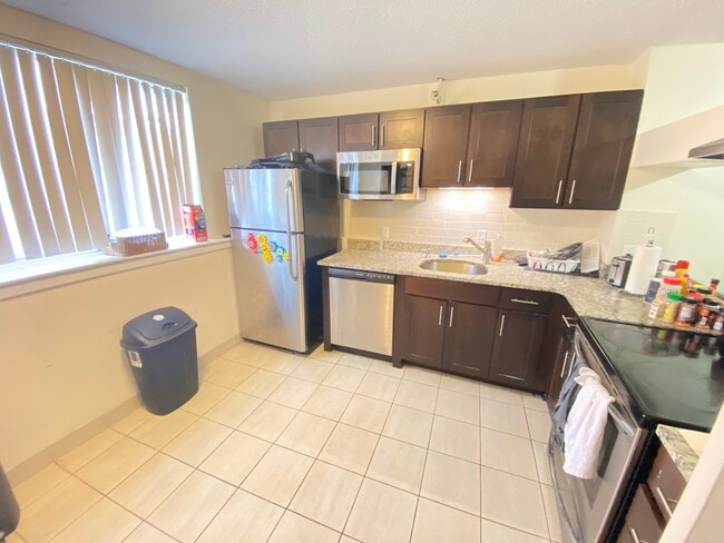 148 N Beacon St, Unit A2 in Boston, MA - Foto de edificio - Building Photo