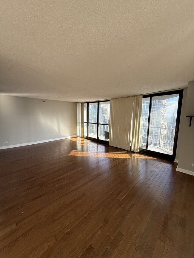 10 E Ontario St, Unit 4402 in Chicago, IL - Building Photo - Building Photo