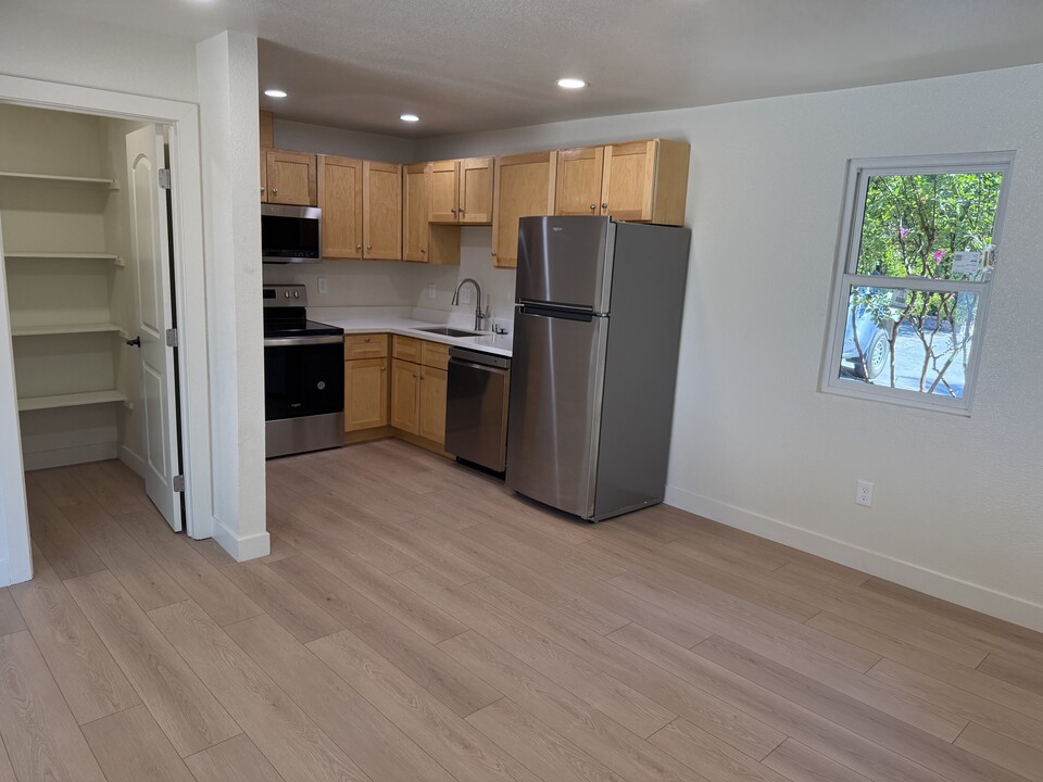 3099 Laurel Dr in Sacramento, CA - Foto de edificio