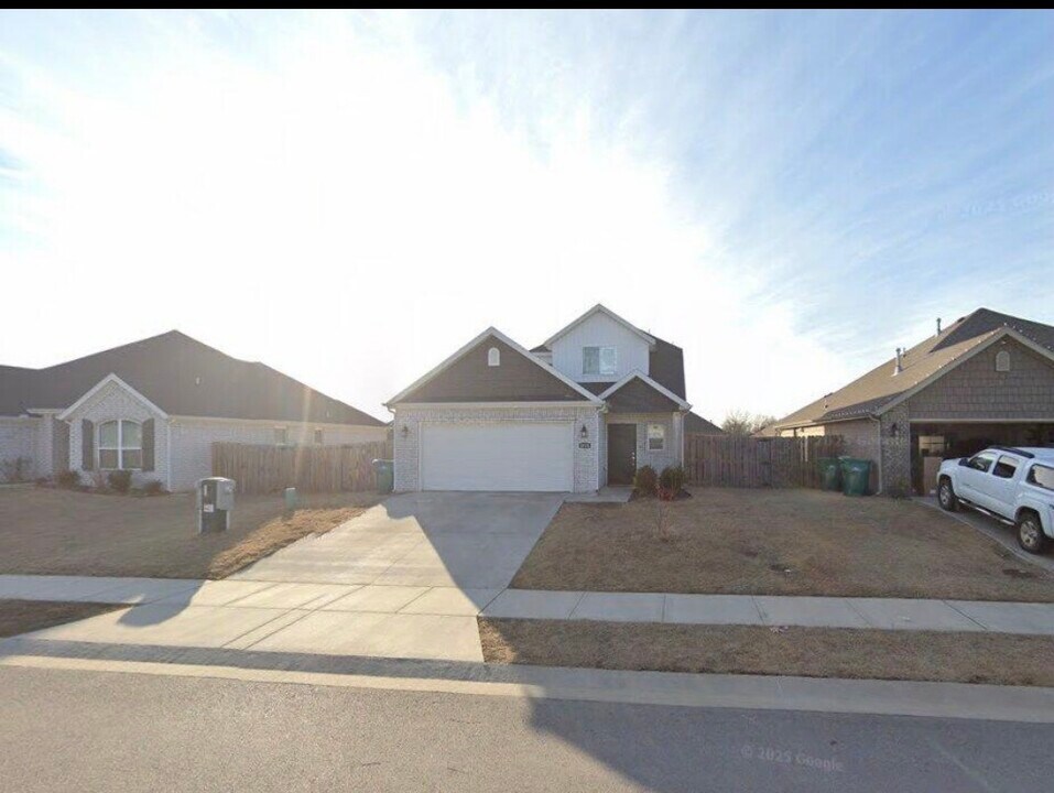 1021 Lakeview Dr in Centerton, AR - Building Photo