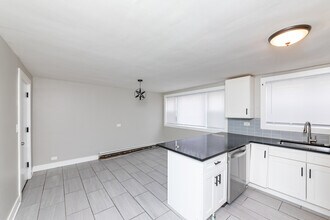 3058 N Kostner Ave, Unit BE in Chicago, IL - Foto de edificio - Building Photo