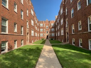 7009 N Ridge in Chicago, IL - Building Photo - Building Photo