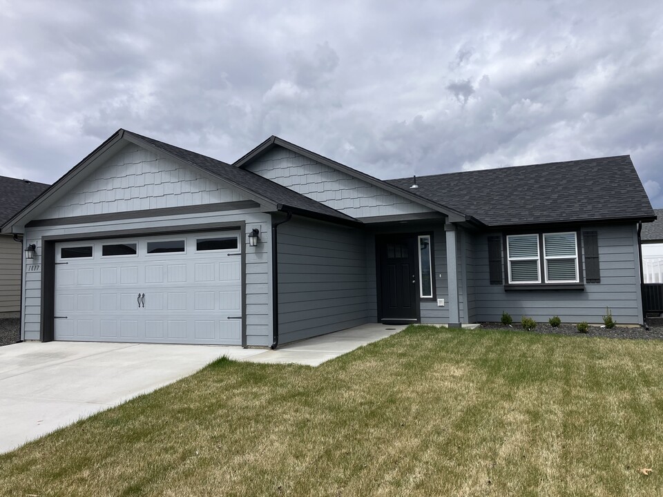 1817 E C St in Deer Park, WA - Foto de edificio