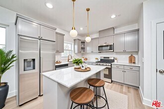 1108 Queen Anne Pl in Los Angeles, CA - Building Photo - Building Photo