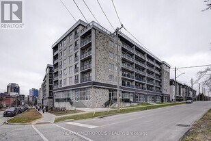 275 Larch St in Waterloo, ON - Building Photo