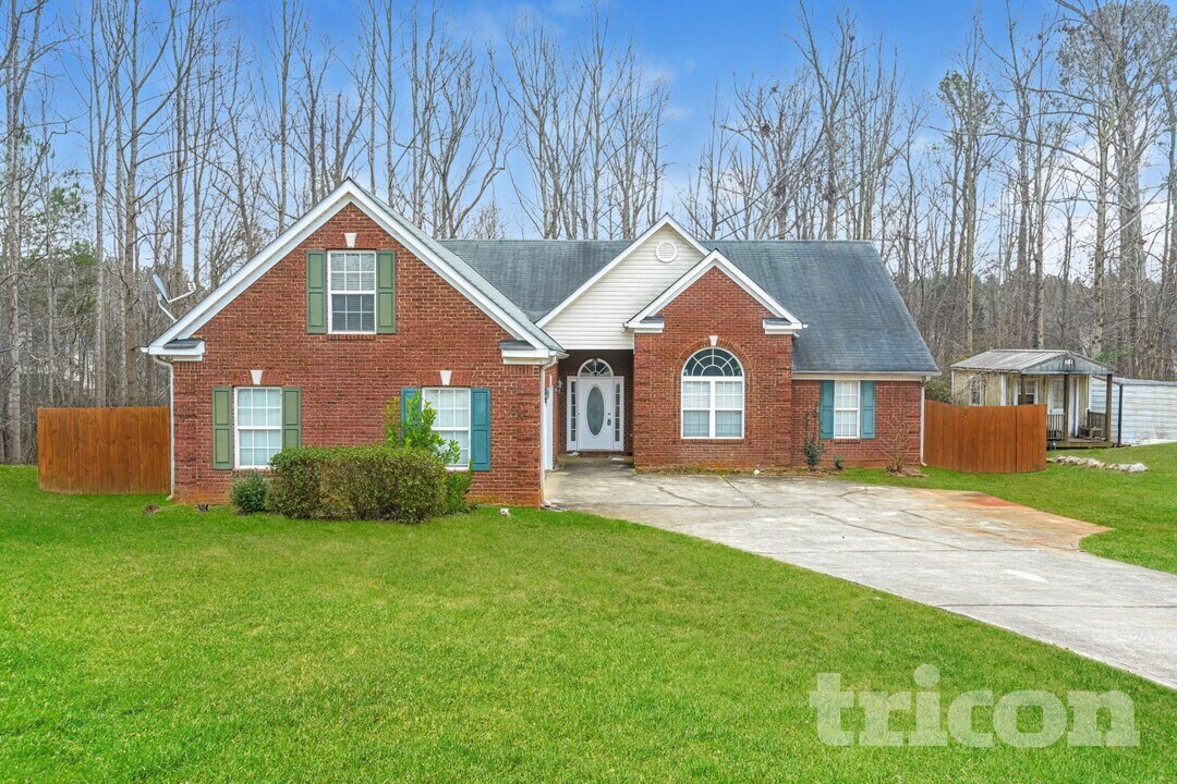 200 Pebble Brooke Ct in Covington, GA - Building Photo