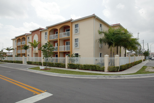 695 W 2nd Ave in Hialeah, FL - Building Photo - Building Photo