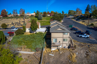 955 NE Elm St in Prineville, OR - Building Photo - Building Photo