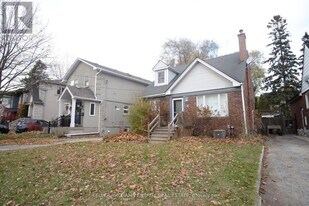 8 Lynndale Rd in Toronto, ON - Building Photo